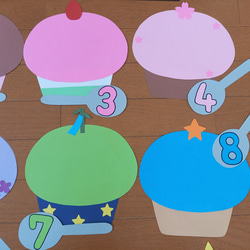 誕生日表 カップケーキ 入園 進級 壁面飾り 3枚目の画像