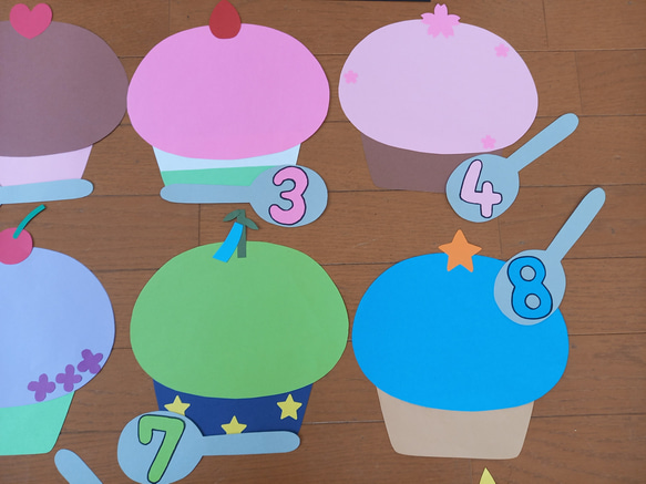 誕生日表 カップケーキ 入園 進級 壁面飾り 3枚目の画像