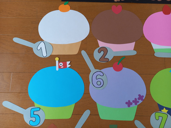 誕生日表 カップケーキ 入園 進級 壁面飾り 2枚目の画像
