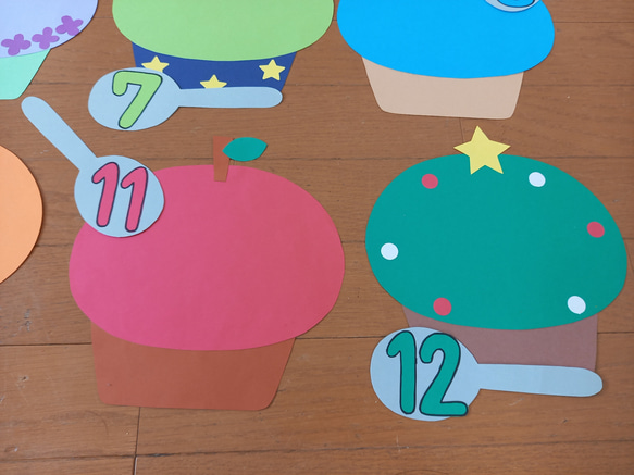 誕生日表 カップケーキ 入園 進級 壁面飾り 5枚目の画像