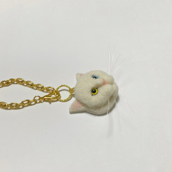 羊毛フェルト 猫バッグチャーム 白猫 オッドアイ 3枚目の画像