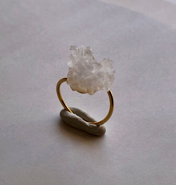【一点もの】 水晶 原石 リング 指輪 フリーサイズ 鉱物 天然石 ハンドメイド アクセサリー (No.2584) 3枚目の画像