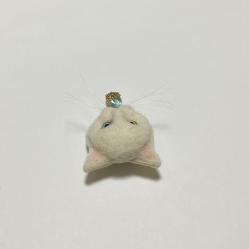 羊毛フェルト 猫ミニブローチ 白猫 オッドアイ ブローチ まめち