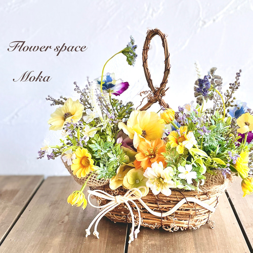 パンジーとテイジーのバスケットアレンジ　35cm×30cm フラワーアレンジ パンジー＆ビオラのハンギングバスケット 寄せ植え [いちごDX] Mサイズ