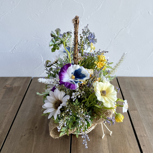 パンジーとテイジーのバスケットアレンジ　35cm×30cm フラワーアレンジ パンジーとテイジーのバスケットアレンジ 35cm×30cm フラワーアレンジ