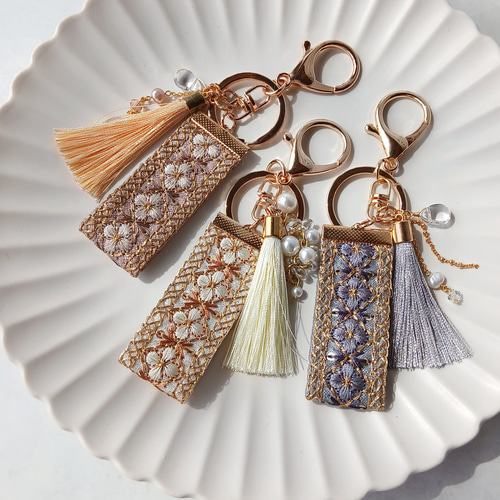 ゆれる ビーズチャームと花柄インド刺繍リボンのキーホルダー｜ブルー