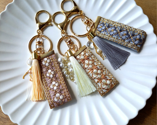 ゆ*い様 ハンドメイド刺繍キーホルダー　白文鳥と茶トラさん c332a035505d7e0ac030ce9d241d80
