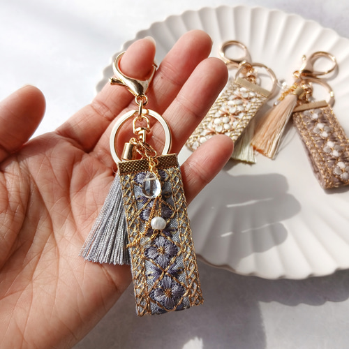 ゆれる ビーズチャームと花柄インド刺繍リボンのキーホルダー｜ブルー