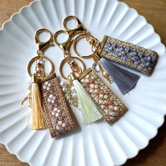 再販】インド刺繍リボンのキーホルダー No.5 ゆらゆらチャーム