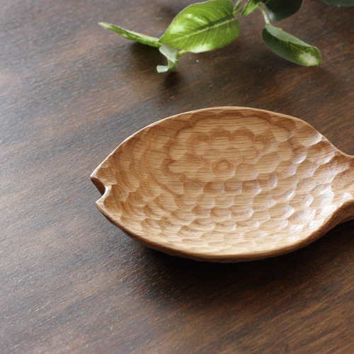 手彫りで仕上げた『おさかなナッツ皿』③ 長さ150mm 薬味皿・豆皿 u