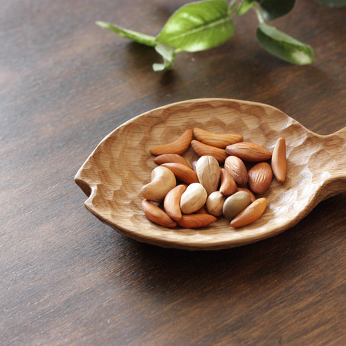 アスティエ　ナッツ皿 手彫りで仕上げた『おさかなナッツ皿』③ 長さ150mm 薬味皿・豆皿 u