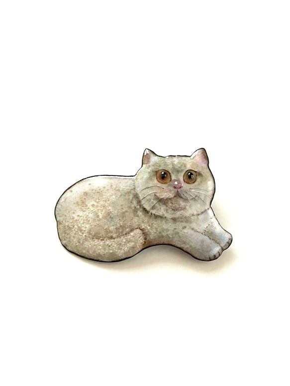 七宝焼　しっぽう焼き　ブリティッシュショートヘア猫さんのブローチ 1枚目の画像