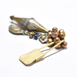洗衣別針胸針，飾有土庫曼珠子、重鈴、阿富汗金屬和藍色珠子。 第5張的照片