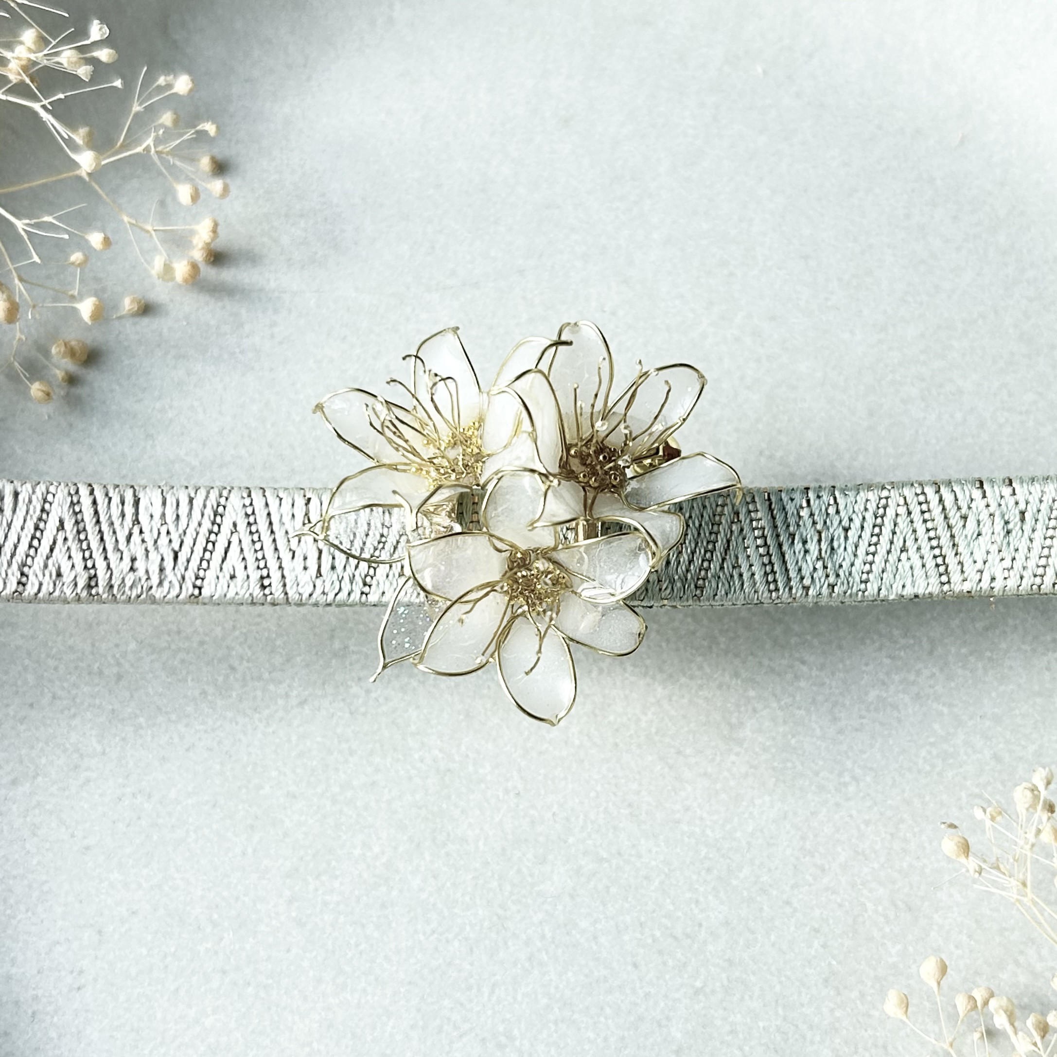 【特集掲載】ユリの帯留め・ブローチ（2way）orポニーフック　春　白色　百合（受注制作）