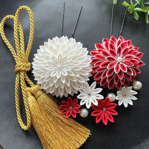 つまみ細工 髪飾り 【 赤白 】 和装 振袖 袴 正絹 タッセル パール