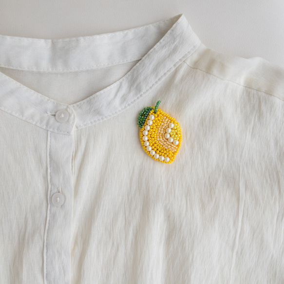 爽やかレモンのビーズ刺繍ブローチ 3枚目の画像