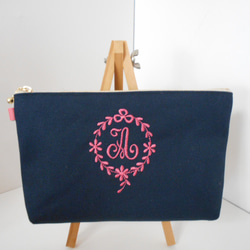 ピンク刺繍選べるイニシャル刺繍の帆布のペンケース エンブレム ネイビー　ブラック 1枚目の画像