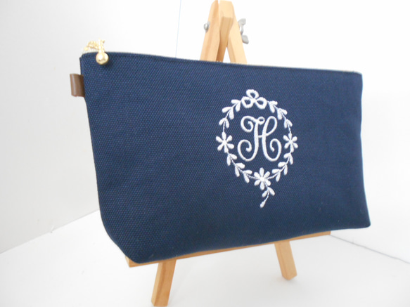 白糸刺繍選べるイニシャル刺繍の帆布のペンケース エンブレム ネイビー　ブラック 2枚目の画像