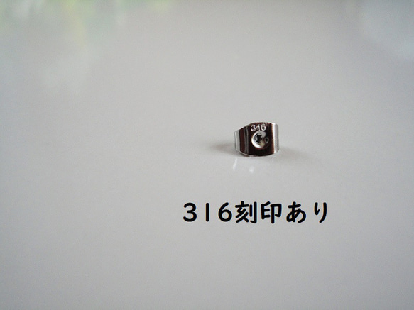 【再販】８ｍｍ ✨マルチカラーフローライト✨　薔薇の彫刻ピアス 【金属アレルギー対応】AＰ-＃380 7枚目の画像