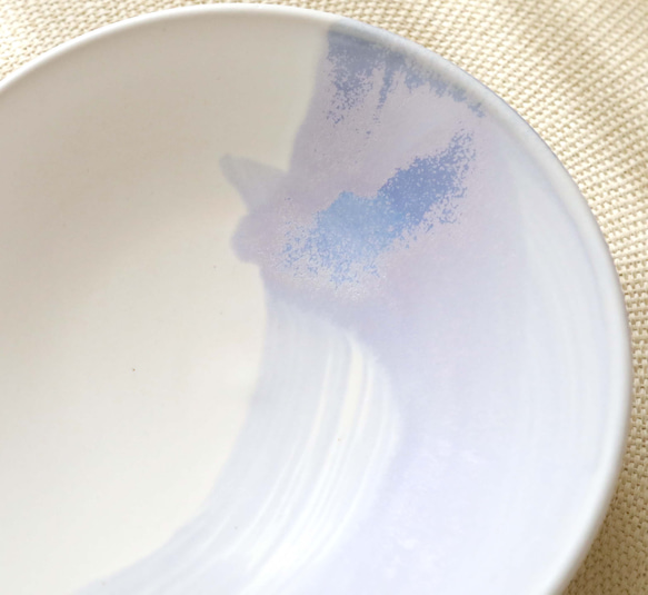 白マット釉と淡いブルーの刷毛目鉢 6枚目の画像