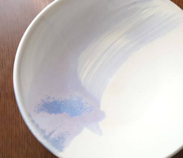 白マット釉と淡いブルーの刷毛目鉢 10枚目の画像