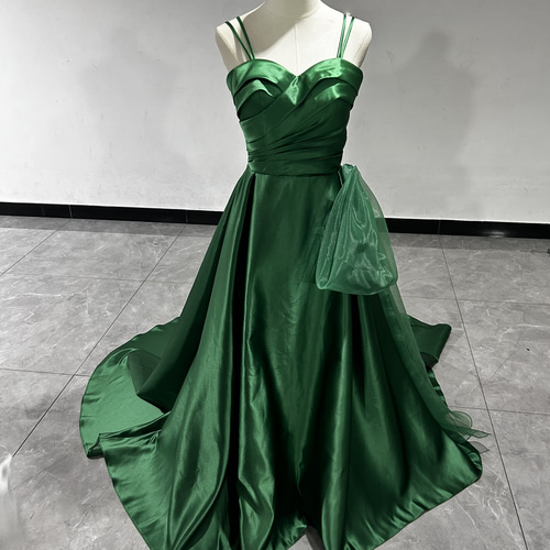 カラードレス 拭わ グリーン 胸元フリル デザイン感 背中見せ トレーン  