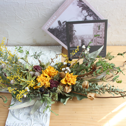 八重咲チューリップとミモザのホリゾンタルリース 1枚目の画像