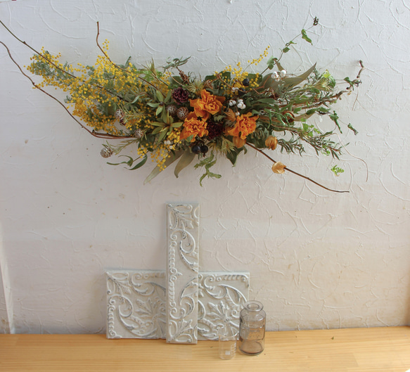 八重咲チューリップとミモザのホリゾンタルリース 2枚目の画像