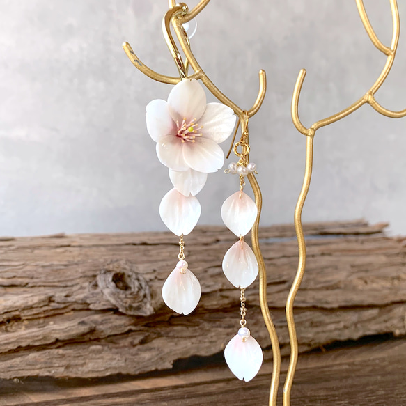 sassy flower ear cuffs ブライダル　イヤーカフ　ピアス Sassy. フラワーイヤーカフ ピアスセット - メルカリ