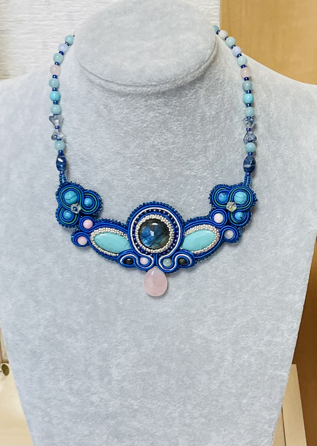 ブルーと淡いピンクのソウタシエネックレス