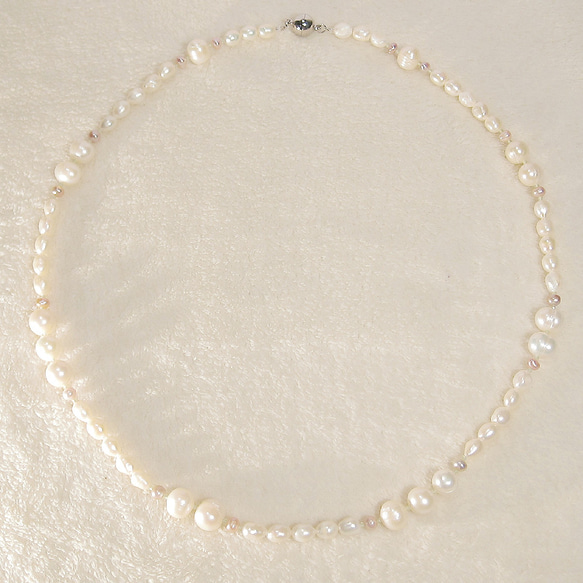 本真珠（淡水パール）とペリドットのネックレス（マグネット、ホワイト、ナチュラルカラー、セミバロック、サークル珠、天然石） 6枚目の画像