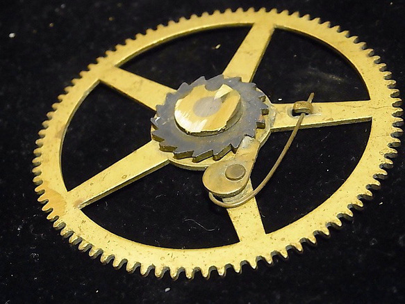 本物志向。戦前に製造された、柱時計の72mmパイの歯車です。h -224 3枚目の画像