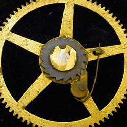 本物志向。戦前に製造された、柱時計の72mmパイの歯車です。h -224 2枚目の画像