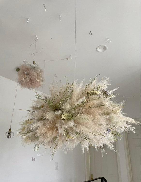 flying wreath 春の草花リース フライングリース パンパスグラス ドライフラワー ナチュラルリース 2枚目の画像