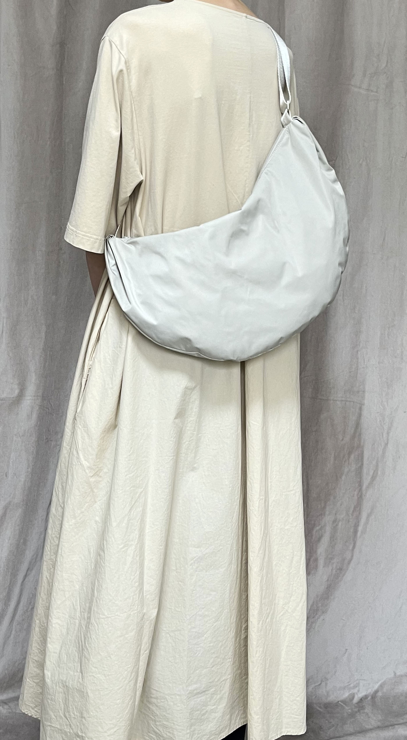 サスティナブルな素材で作った地球にやさしいサコッシュハーフムーンタック有