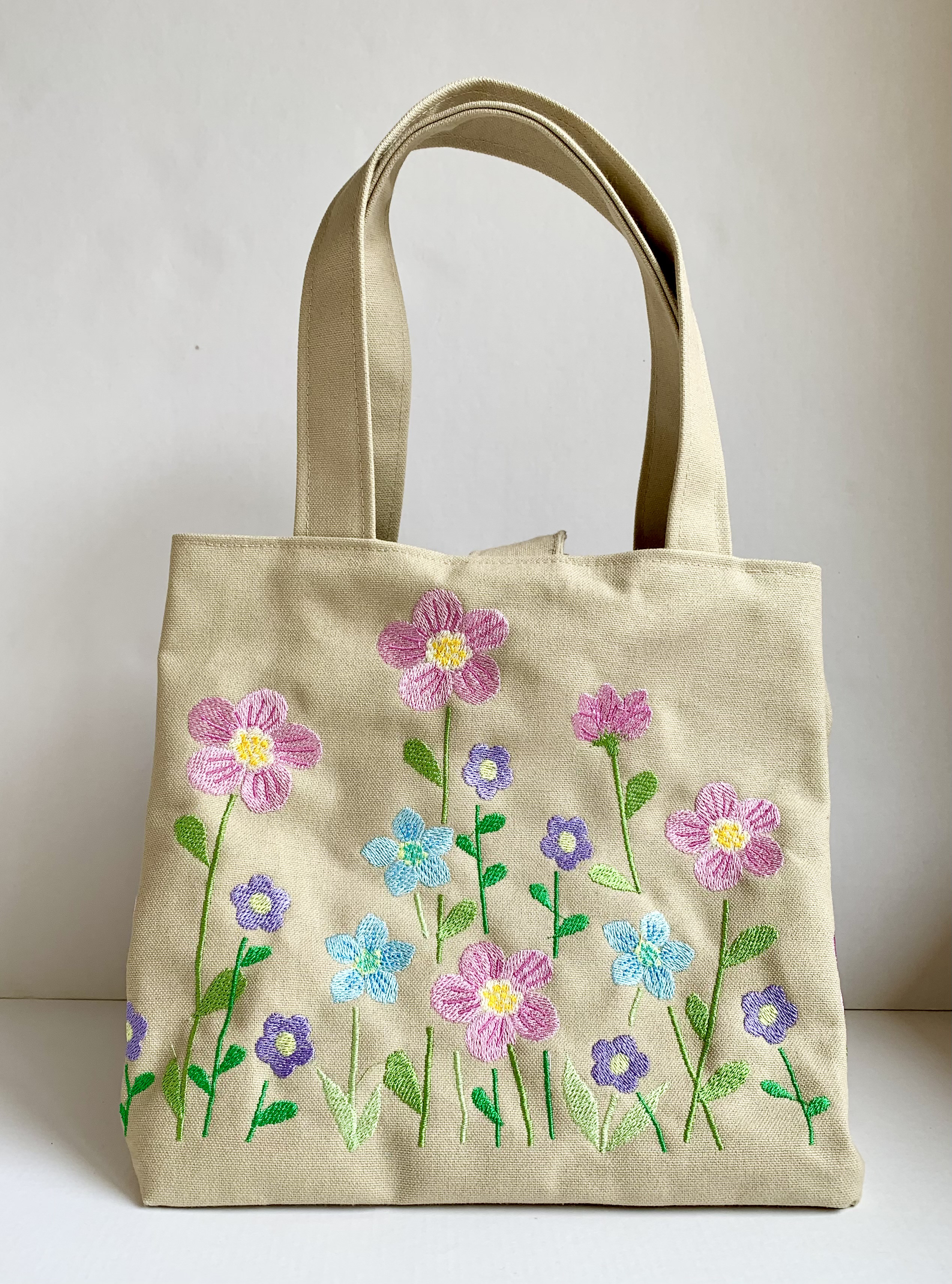ぐるっとお花刺繍のスクエアバッグ(優しい色) トートバッグ