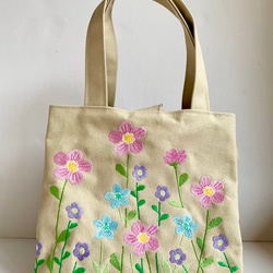 ぐるっとお花刺繍のスクエアバッグ(優しい色) 1枚目の画像