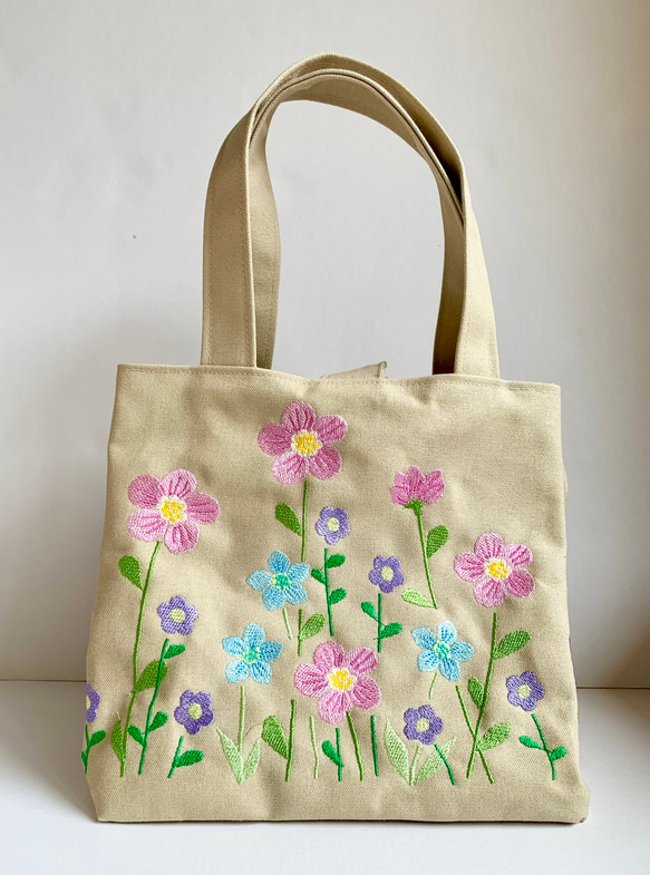 ぐるっとお花刺繍のスクエアバッグ(優しい色) トートバッグ