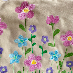 ぐるっとお花刺繍のスクエアバッグ(優しい色) 6枚目の画像