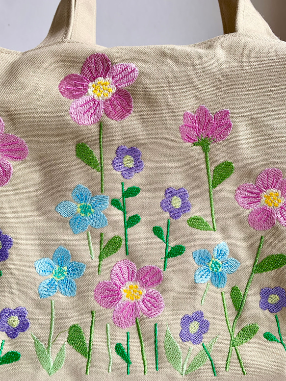 ぐるっとお花刺繍のスクエアバッグ(優しい色) 6枚目の画像