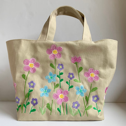 ぐるっとお花刺繍のスクエアバッグ(優しい色) 2枚目の画像