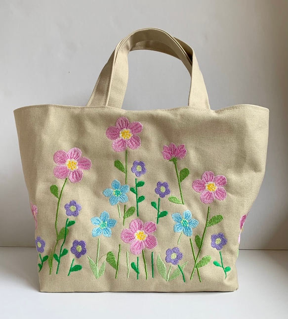 ぐるっとお花刺繍のスクエアバッグ(優しい色) 2枚目の画像