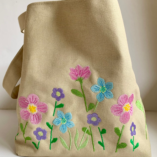 ぐるっとお花刺繍のスクエアバッグ(優しい色) トートバッグ