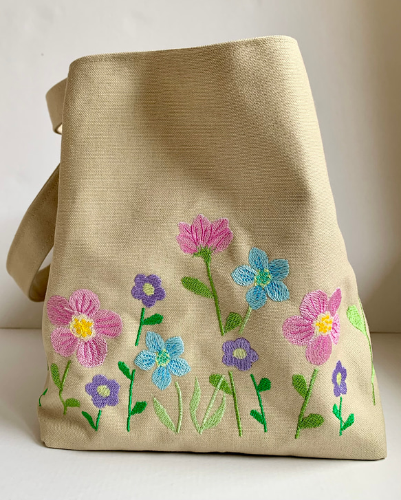 ぐるっとお花刺繍のスクエアバッグ(優しい色) 5枚目の画像