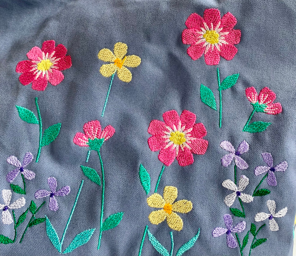 ぐるっとお花刺繍のスクエアバッグ(楽しい色) 6枚目の画像