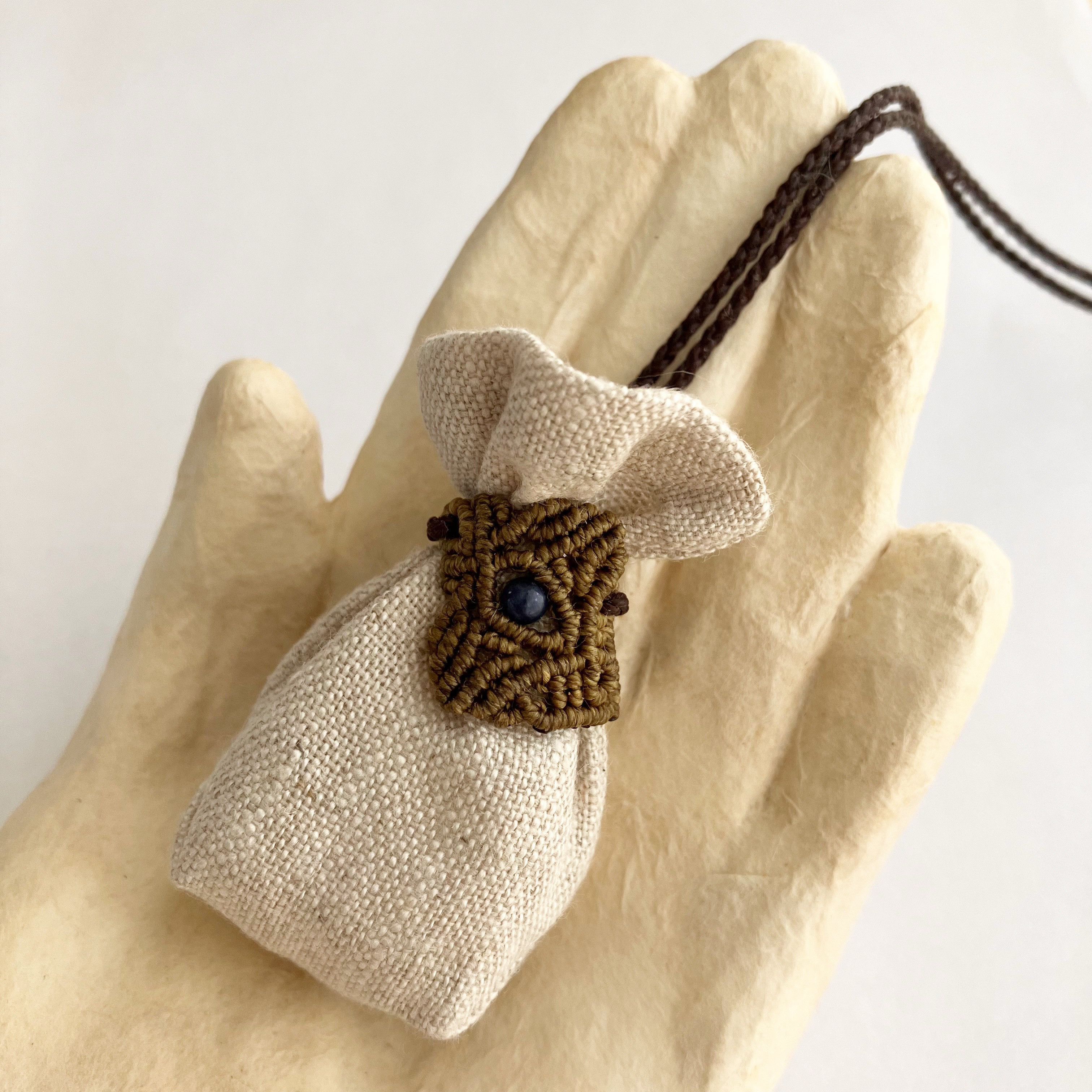 ＊お守りペンダント＊　カーキ系×サファイア　マース袋　塩袋　首に下げるお守り　アミュレット　護符・秘符・霊符・宝物入れ