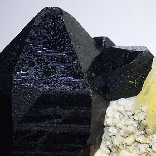 黒水晶 677g モリオン クォーツ 原石 鑑賞石 自然石 誕生石 鉱物 鉱石 ☆黒水晶の共生原石☆モリオンクォーツクラスター&イエロー
