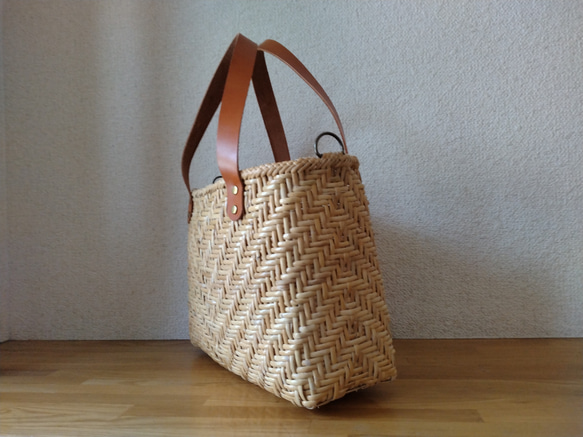 北海道十勝バスケット　皮籐かごバッグ　生成り 
