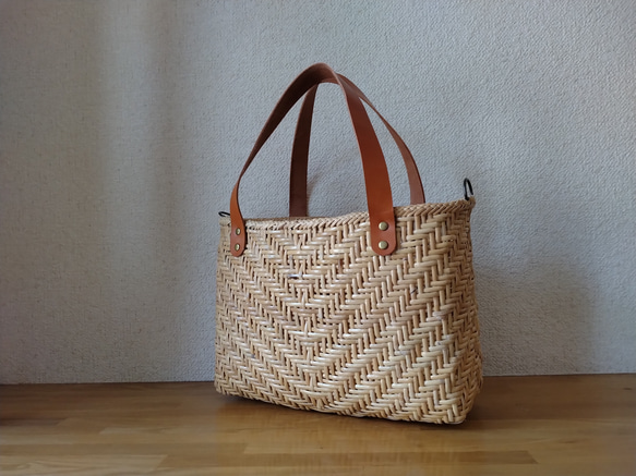 北海道十勝バスケット　皮籐かごバッグ　生成り 