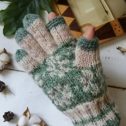 やわらかな緑の花模様編みスマホ対応手袋 4枚目の画像